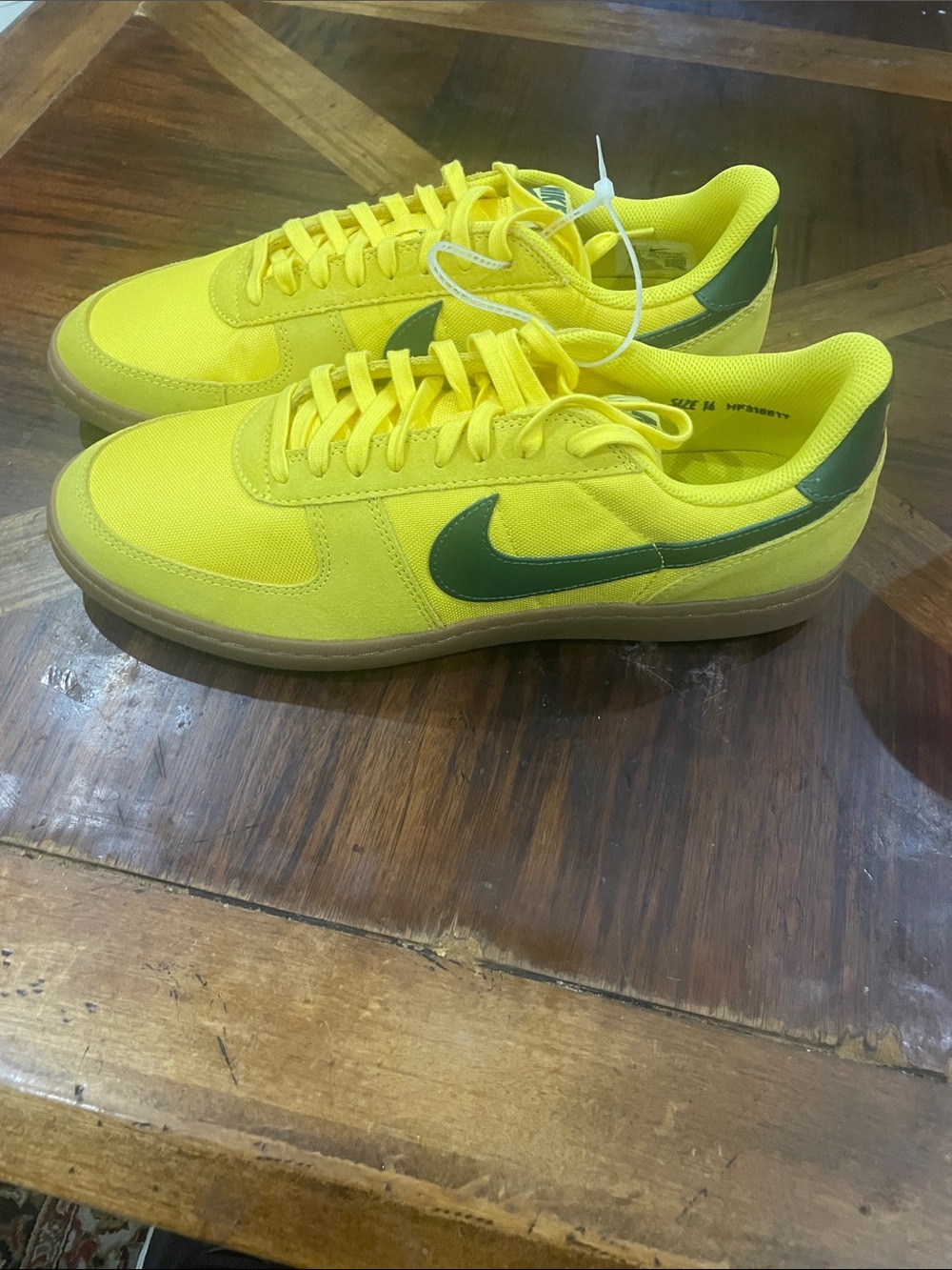 Nike Field General (New)
Men’s Yellow Low-Top Sneakers with Green Swoosh